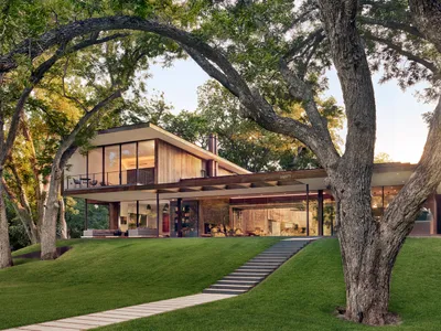 River Hills Residence by Miró Rivera Architects: Lakeside Luxury in Austin
