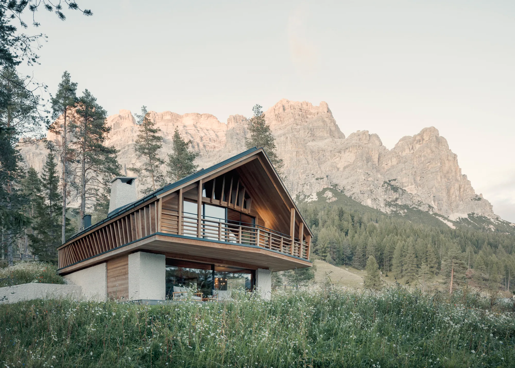 House Conturines by Perathoner Architects: A Modern Alpine Retreat in South Tyrol