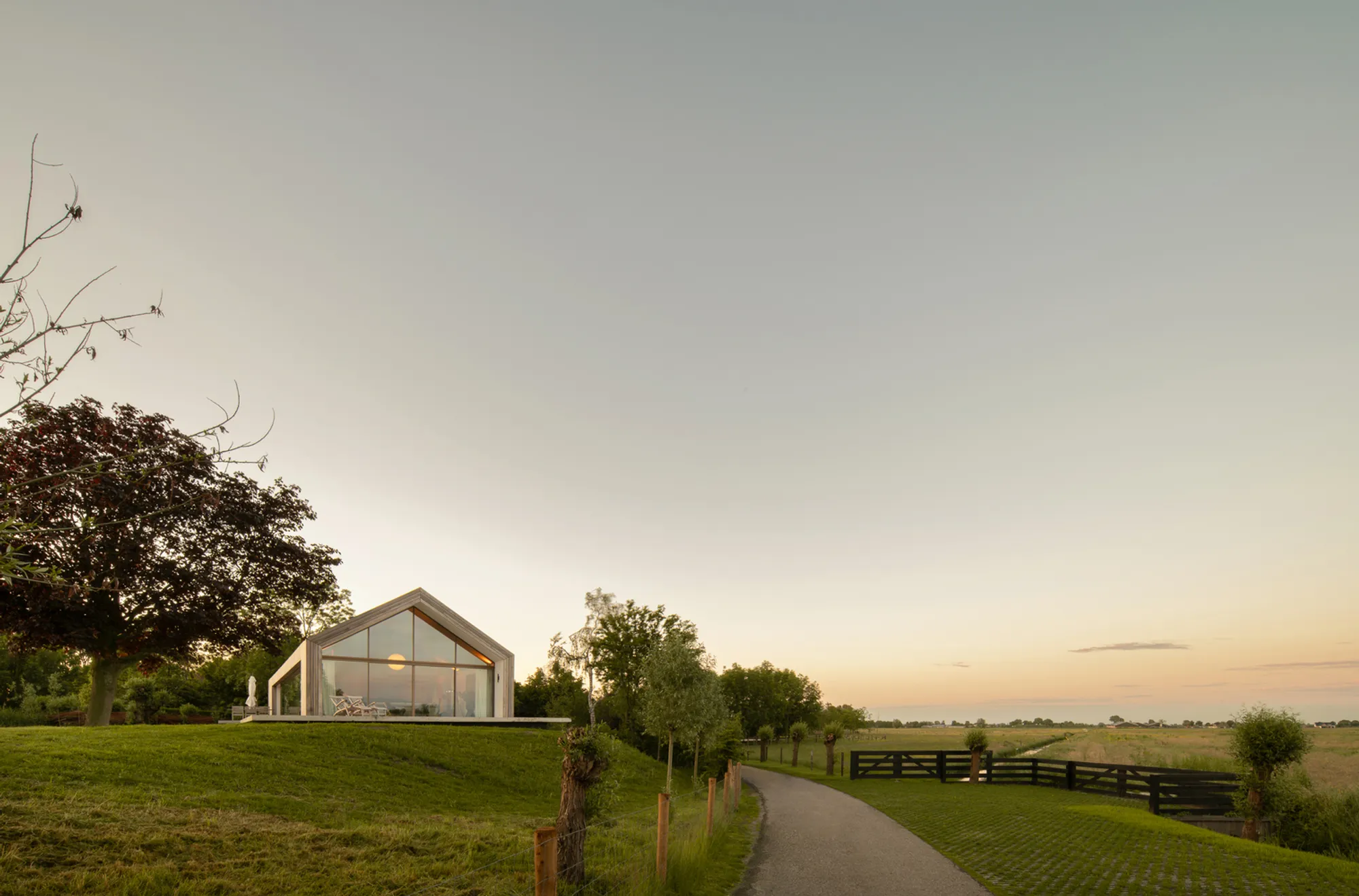 Meadow House Maasland: Harmonious Dike Renovation by JURY!