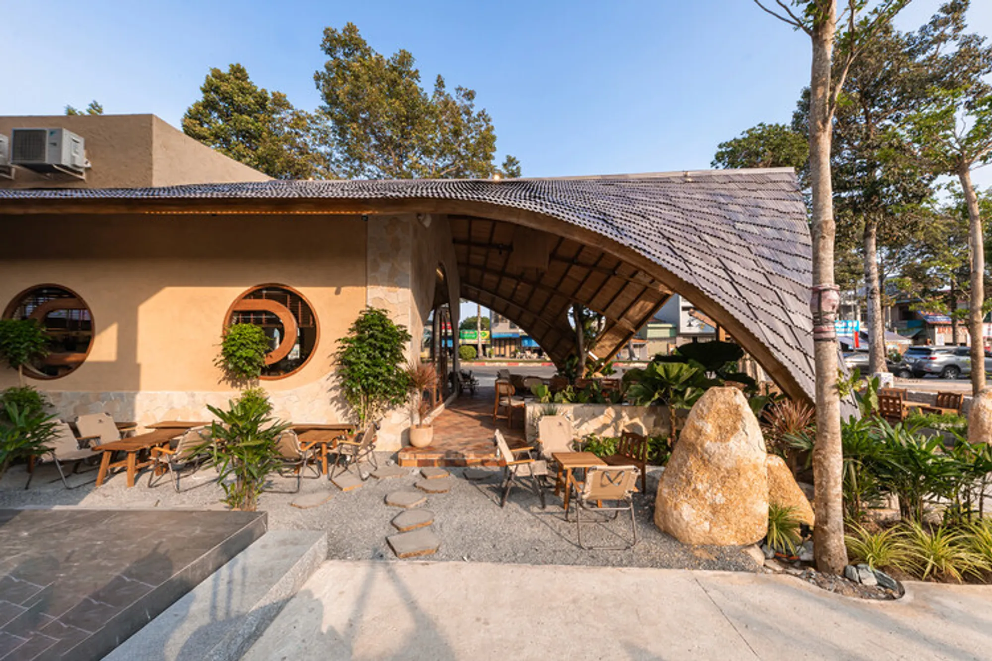 Urban Pause Under a Sloping Roof: The Architectural Identity of The 1999’s Coffee