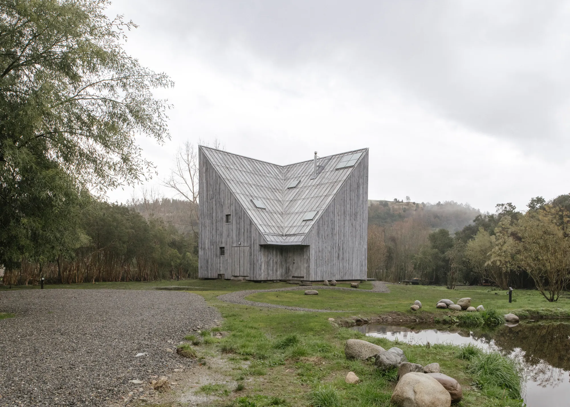 Humo House by Iván Bravo Arquitectos: A Chilean Retreat Embracing Nature and Intimacy
