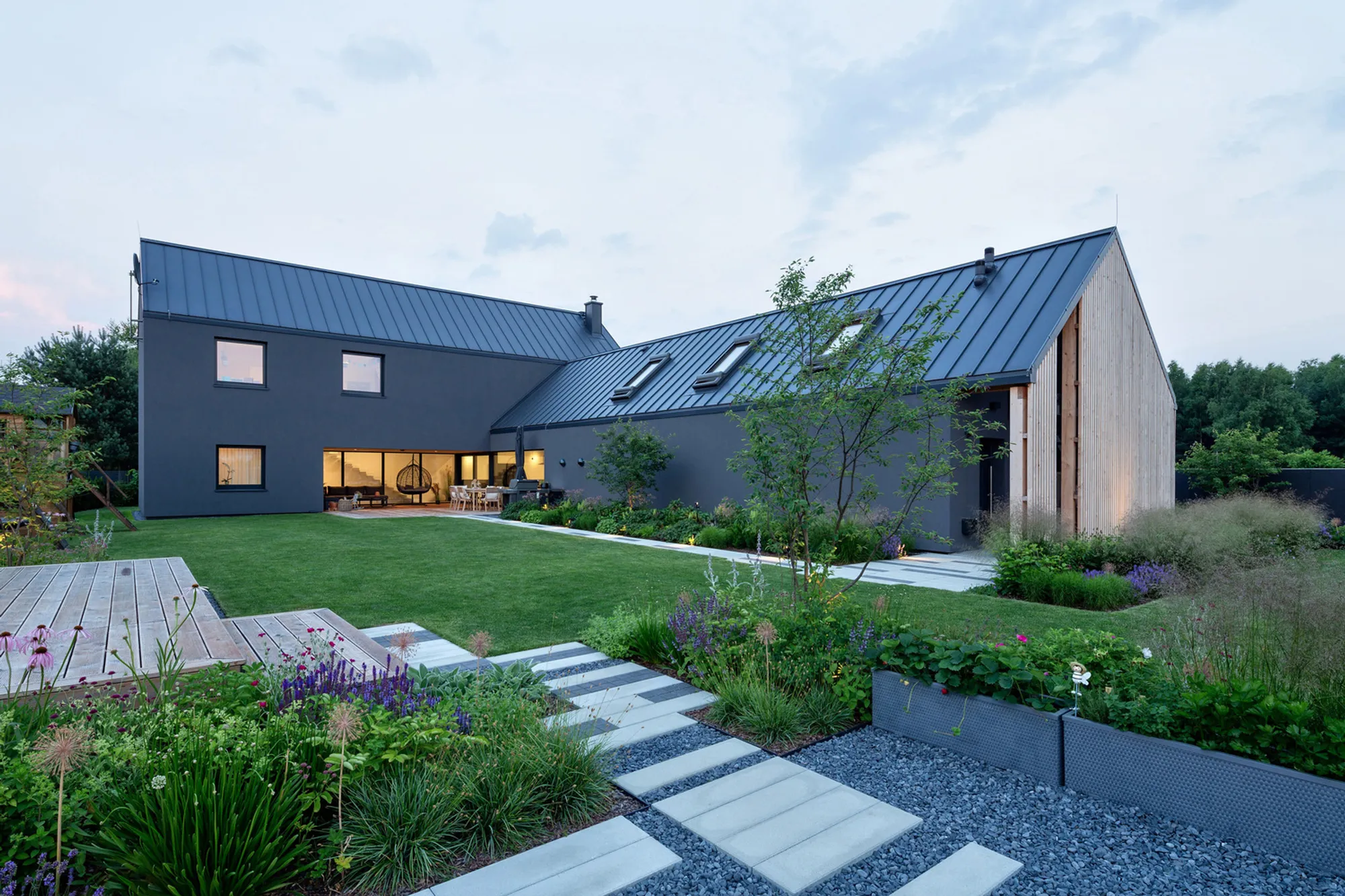 Gray House by RS+ Robert Skitek: A Minimalist Monochromatic Residence in Świerczyniec, Poland