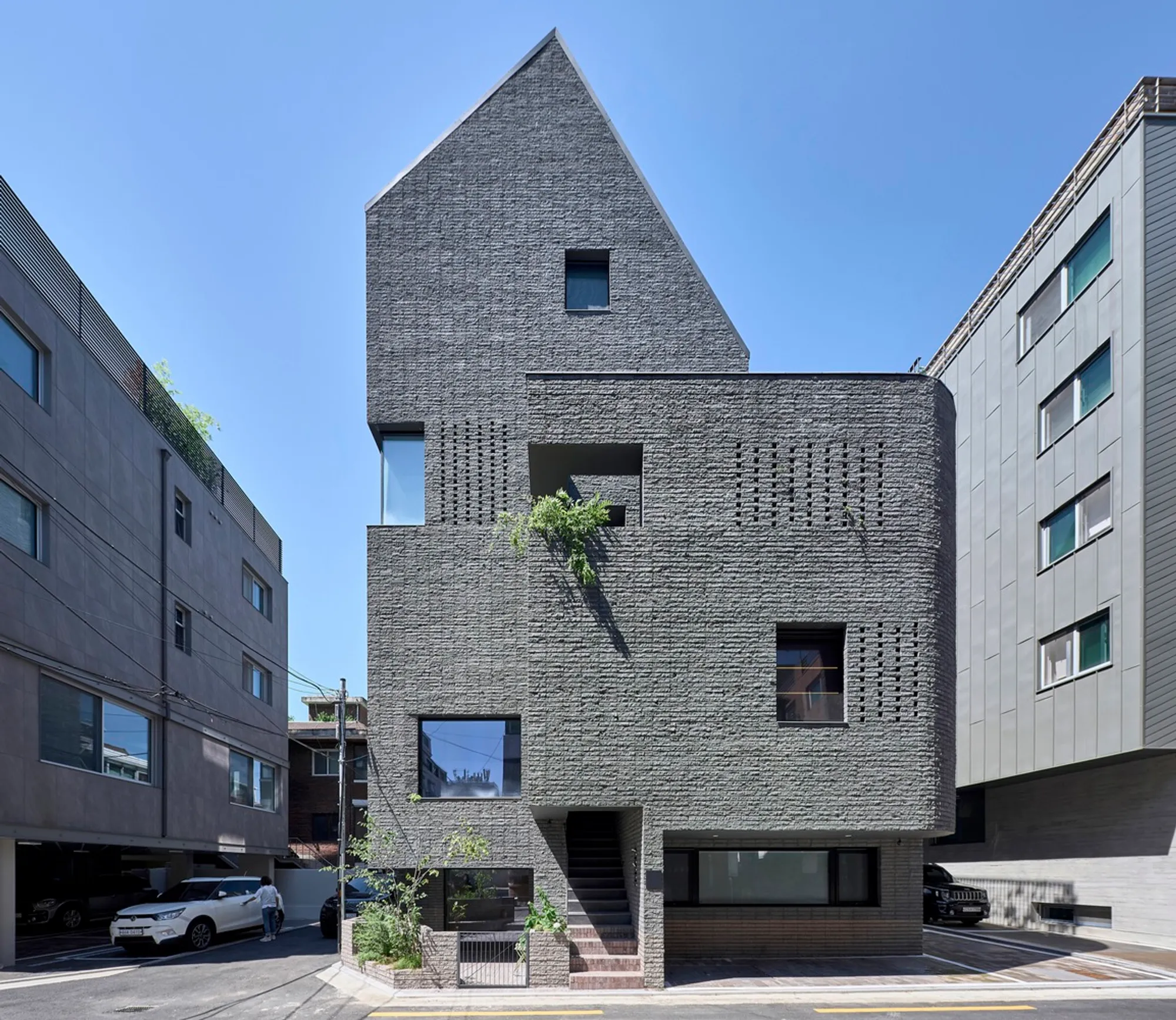 Seongsan-dong Mixed-Use Building by a round architects: A Contemporary Architectural Dialogue with Seoul’s Historic Neig