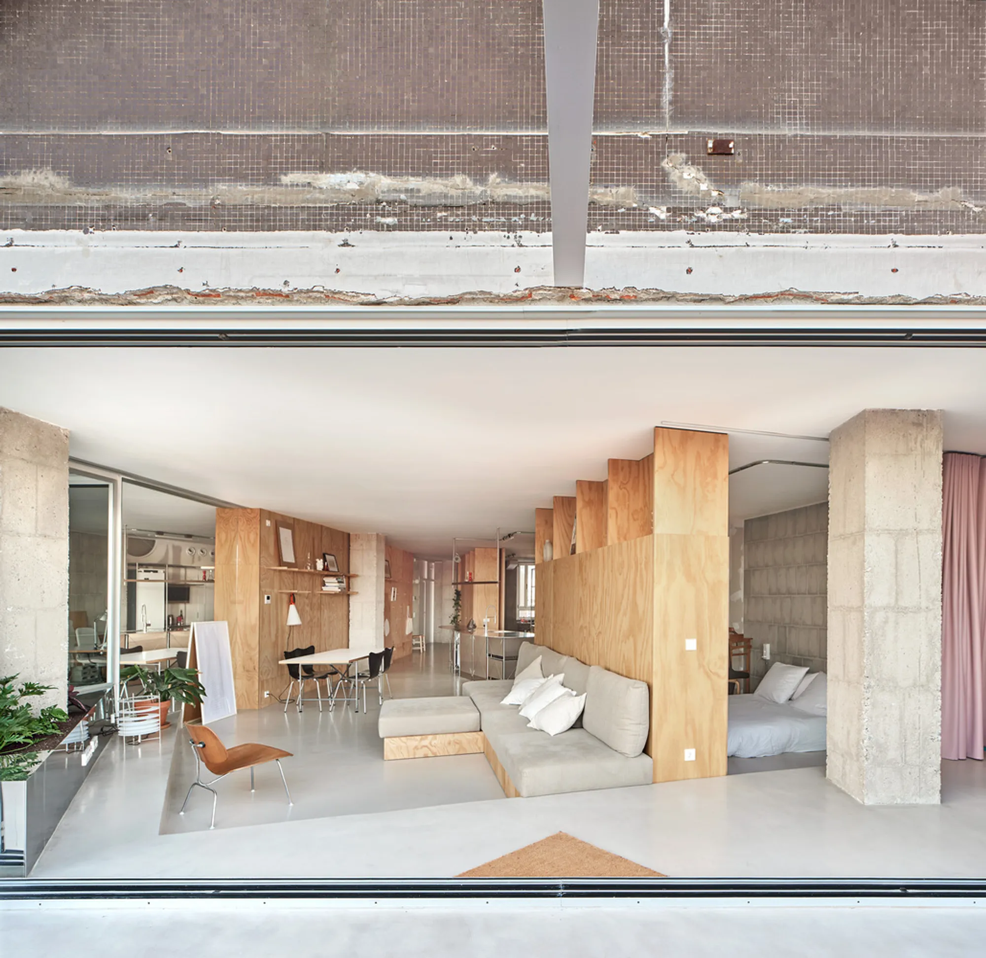 Blurring 2 Attics Renovation by Bajet Giramé: A Contemporary Loft Transformation in Barcelona