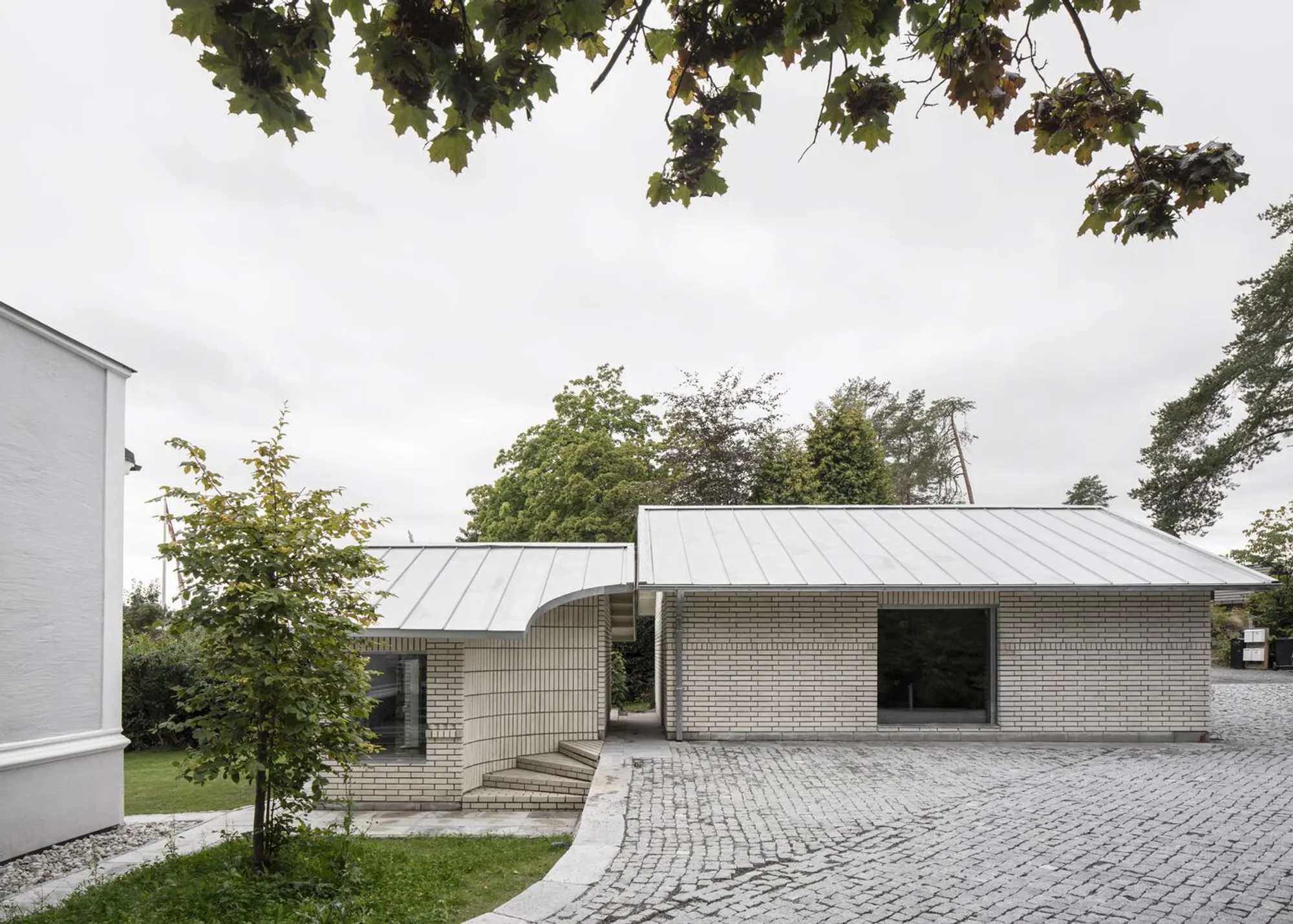 Writer’s Studio and Garage by Vatn Architecture: Contemporary Suburban Design in Oslo