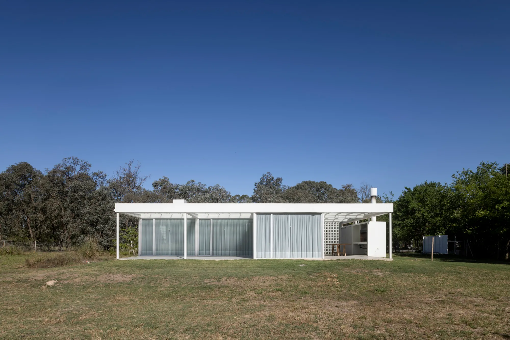 H-446 House by Parada Cantilo Estudio: A Contemporary Grid-Based Residence in City Bell, Argentina