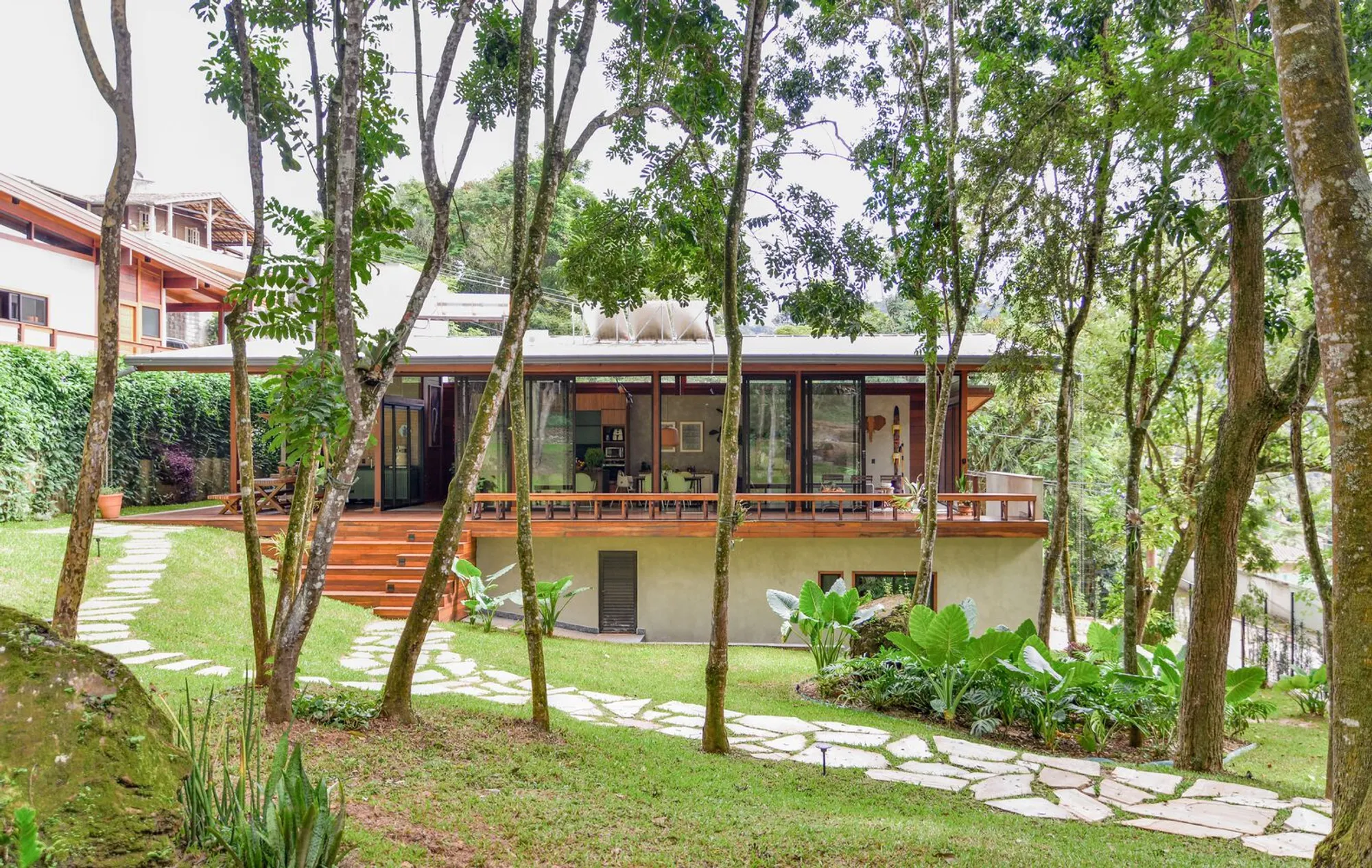 Macieiras House by Mateus Castilho and Patricia Bueno: Nature-Integrated Residential Design in Nova Lima