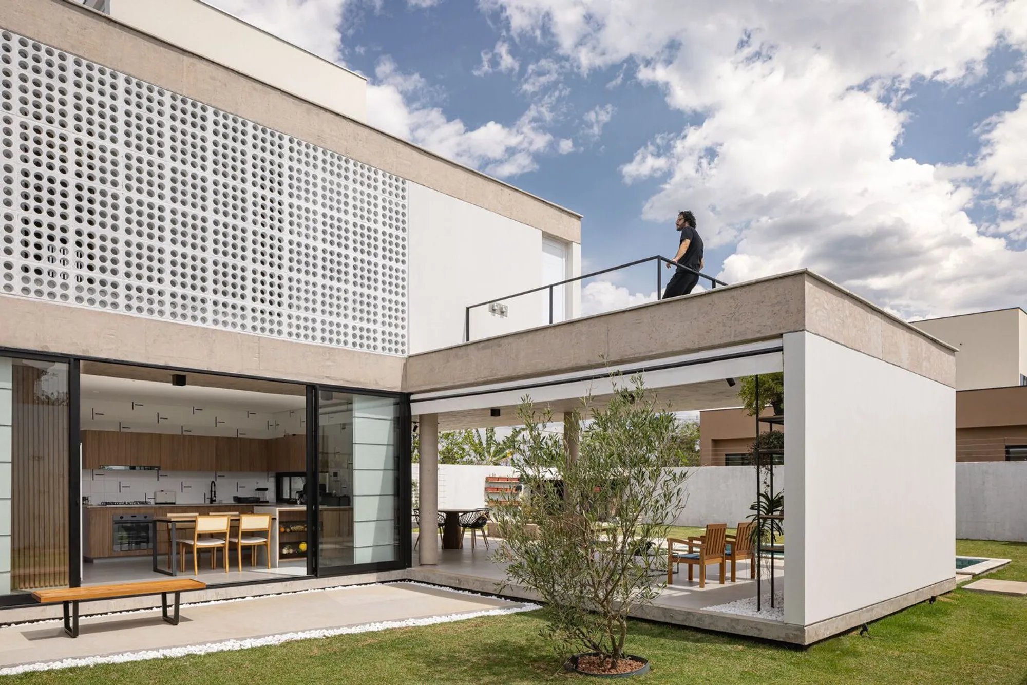 Taquari House by Estúdio Empena: A Contemporary Residence Integrating Landscape, Light, and Spatial Permeability in Bra