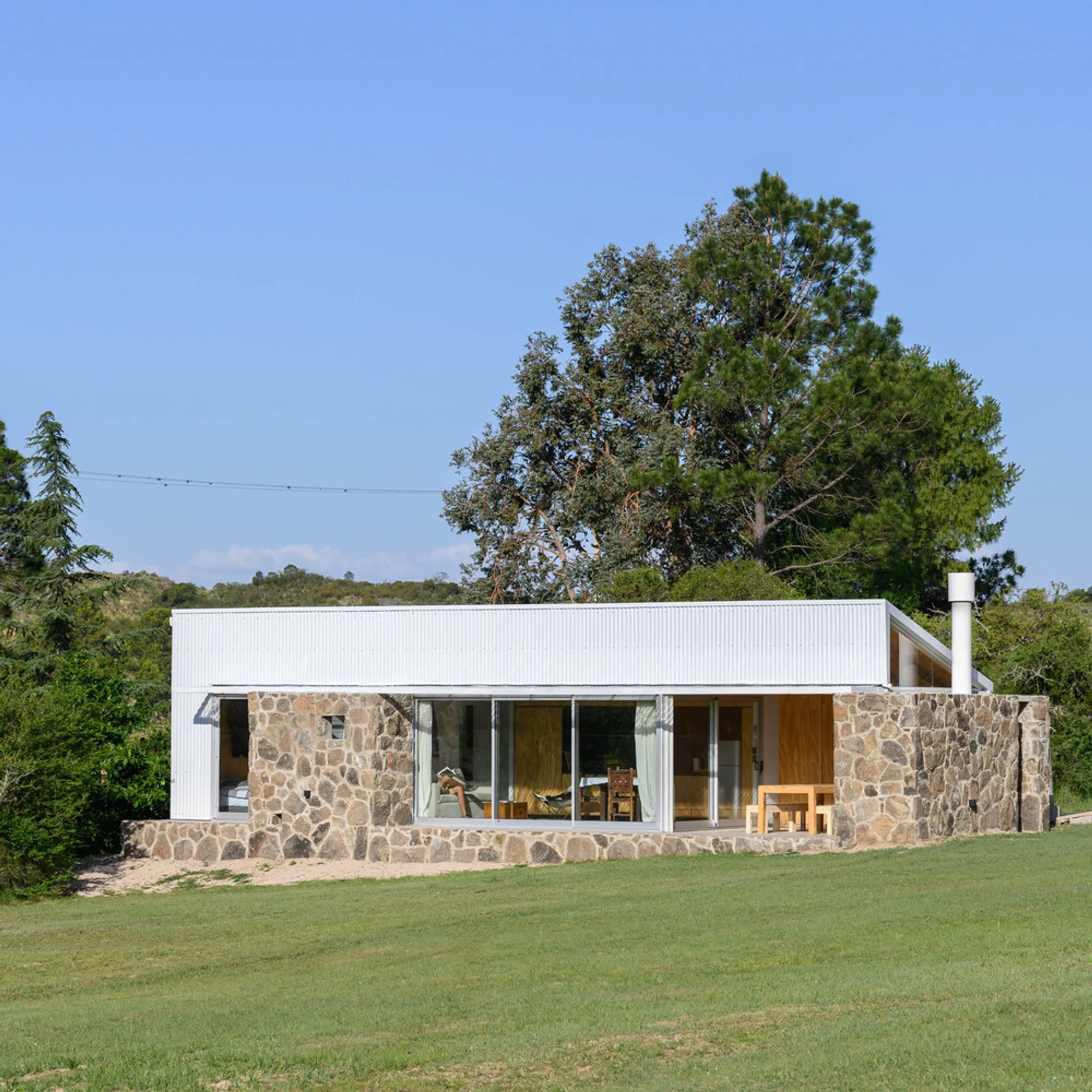 Casa Bayo: Modular Mountain Retreat in San Clemente, Argentina