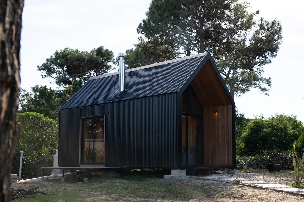 Pura Vida Shelter: Nordic-Inspired Coastal Retreat in La Paloma, Uruguay