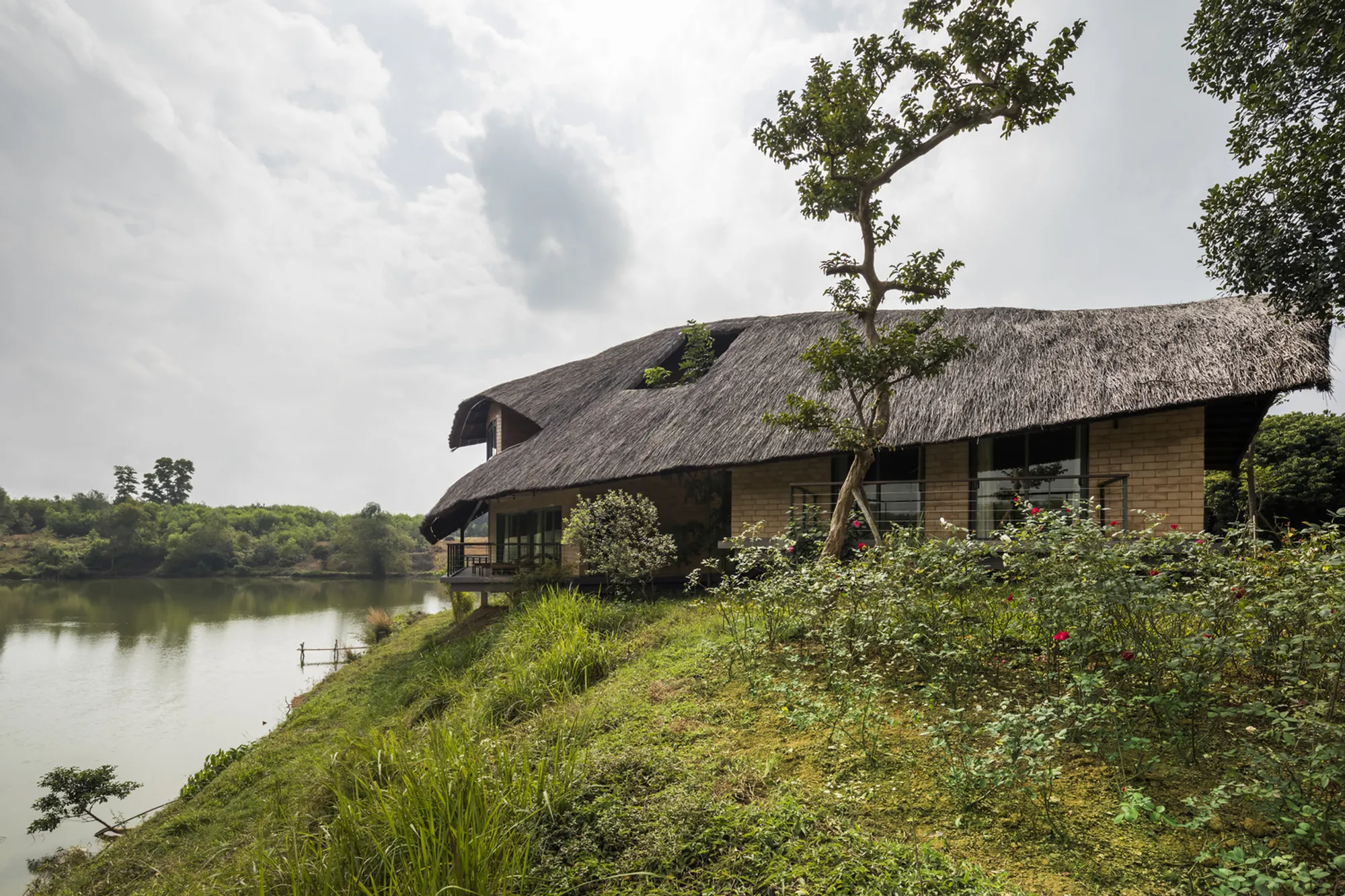 1+1>2 Architects Scatter Adobe Pavilions Among 38 Jackfruit Trees to Build a Vietnamese Rural Resort