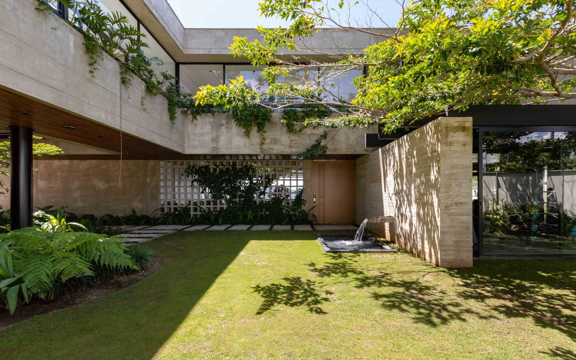 PAF House: A Contemporary Tropical Residence Embracing Landscape and Open Architecture