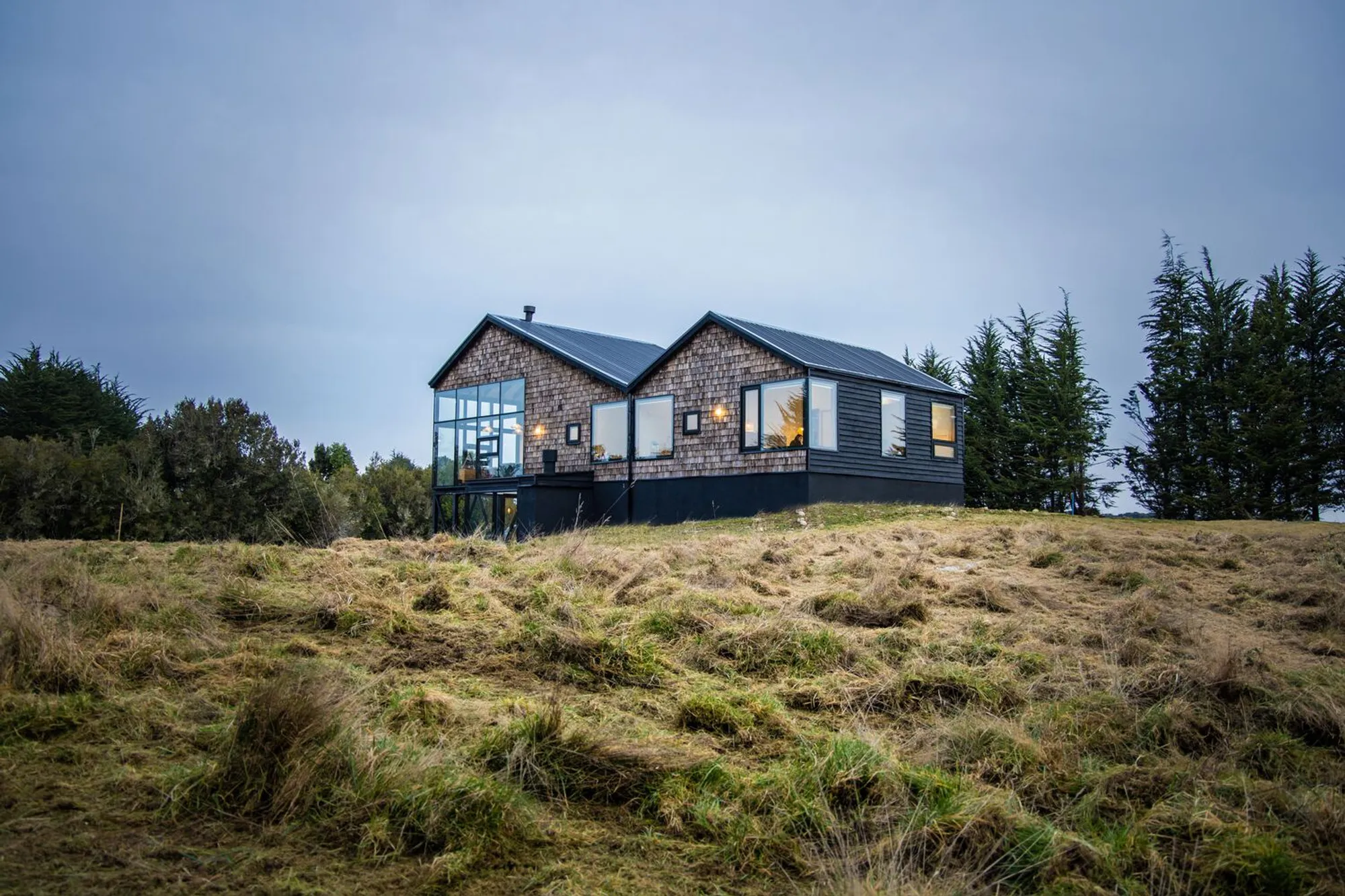 House 4 Aguas by Viento Norte: A Contemporary Hillside Residence Framing Lake Llanquihue and Calbuco Volcano