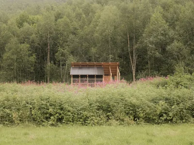 Gløde: A Fireplace Shelter Glowing in Norwegian Birch