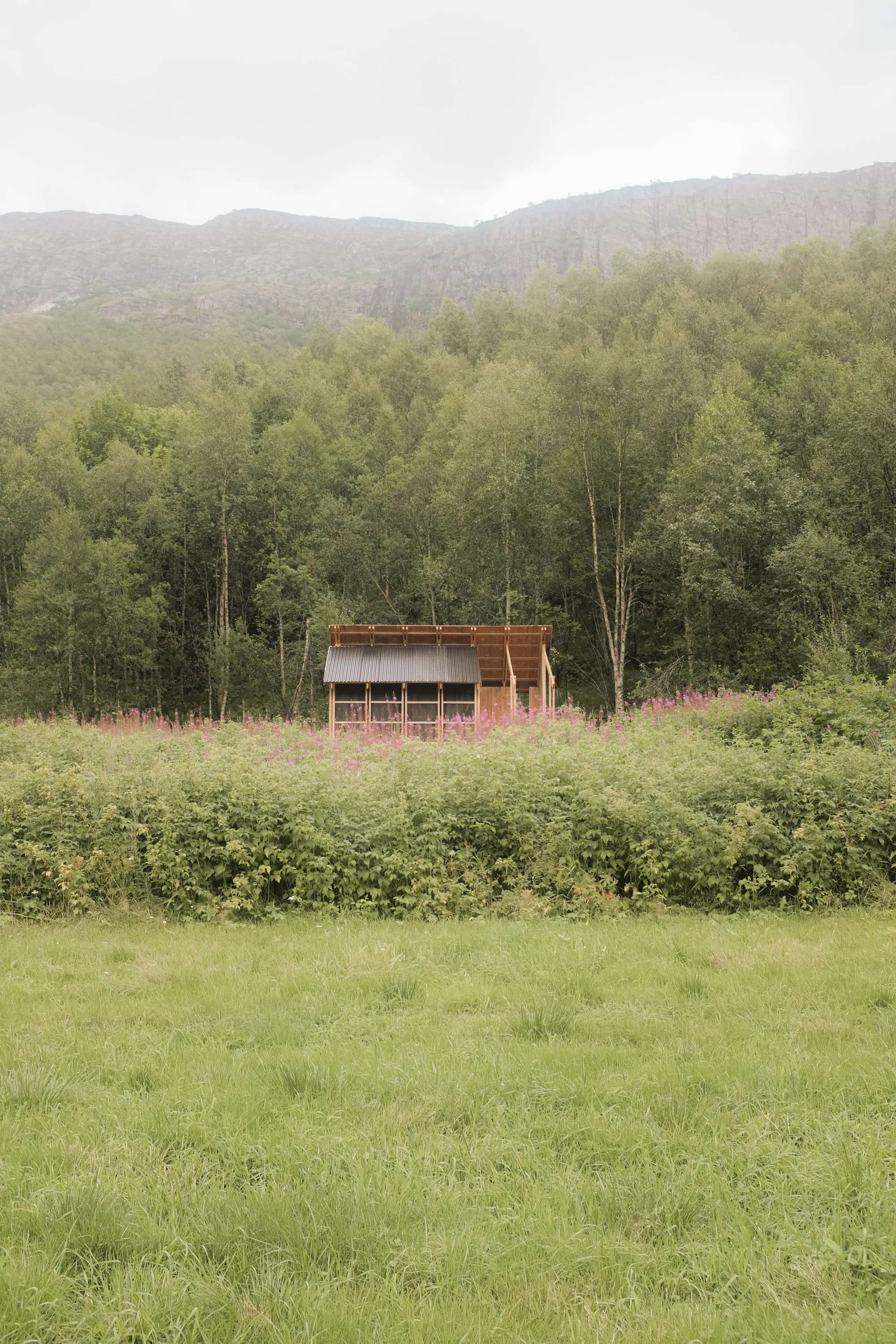 Gløde: A Fireplace Shelter Glowing in Norwegian Birch