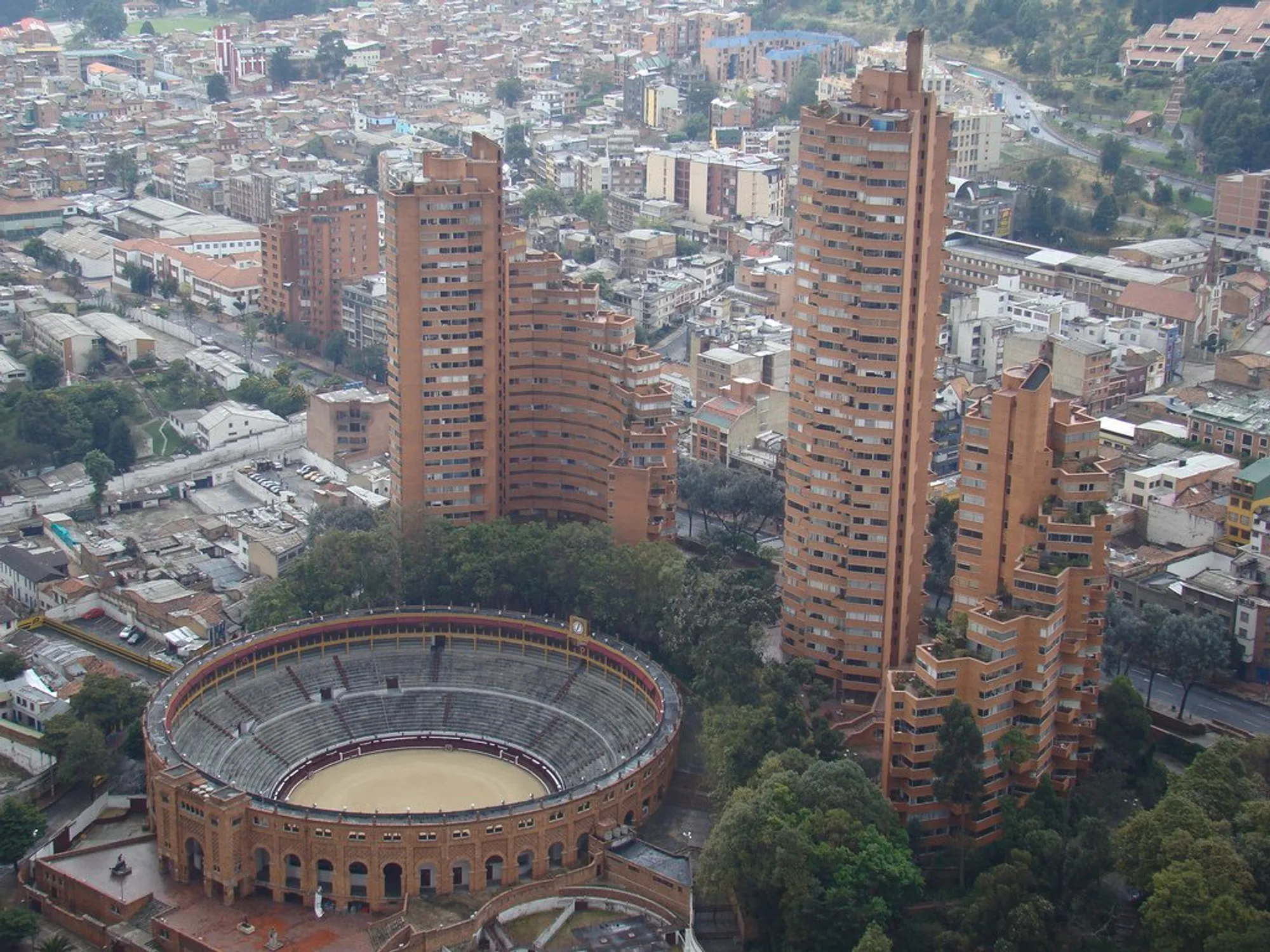 Architecture Classics: Torres del Parque by Rogelio Salmona: A Landmark of Urban Architecture in Bogotá