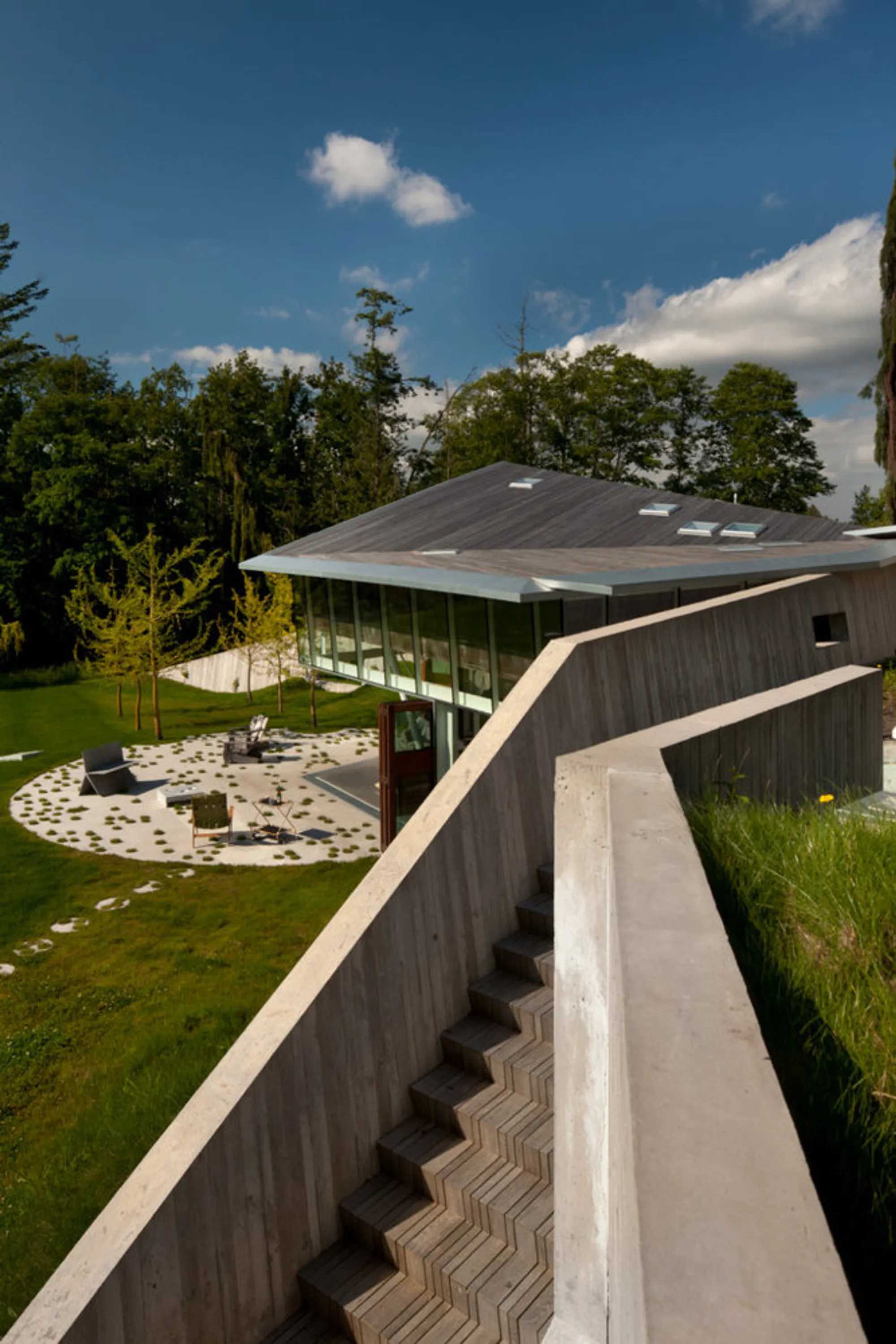 House 23.2 by Omer Arbel: A Masterpiece of Reclaimed Timber and Triangular Geometry