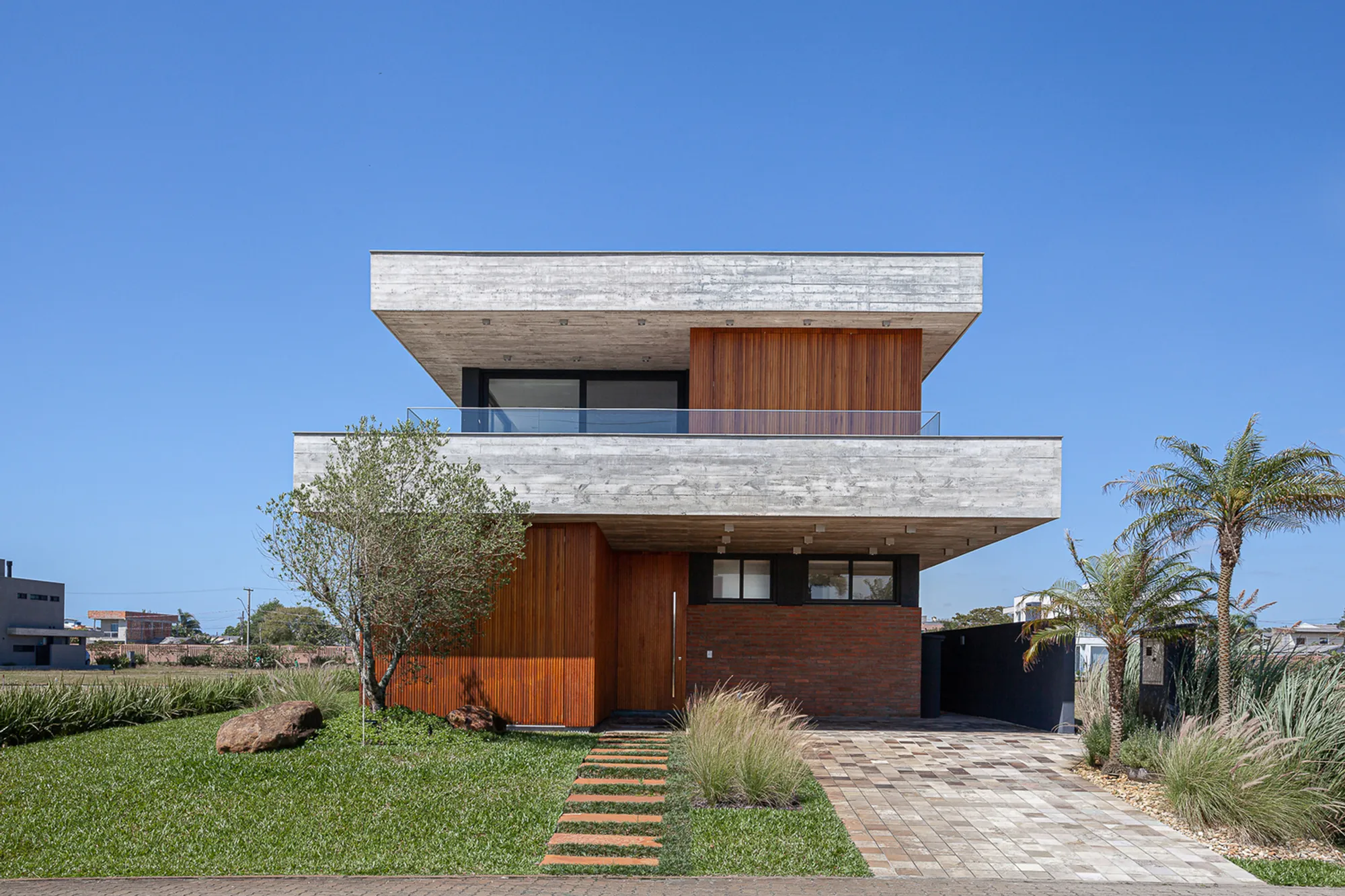 Contemporary Coastal Living Redefined: House FC by Vitório Ecker Arquitetura