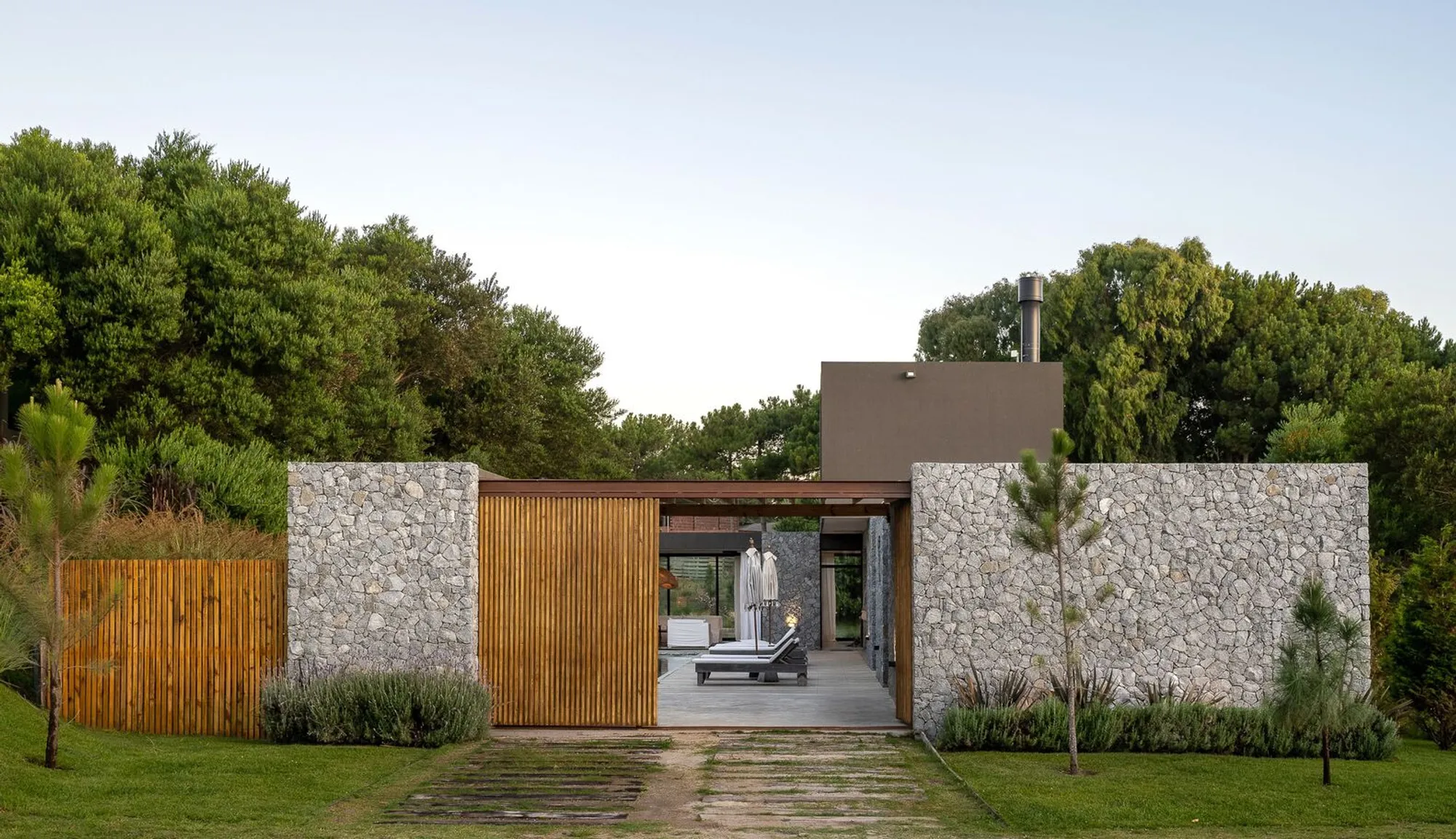 ESTEÑA House by Lucas Mc Lean Arquitecto: Coastal Elegance and Contemporary Design in Costa Esmeralda