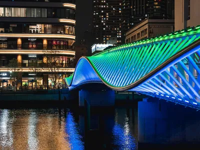 A Pedestrian Bridge That Choreographs Light and Water