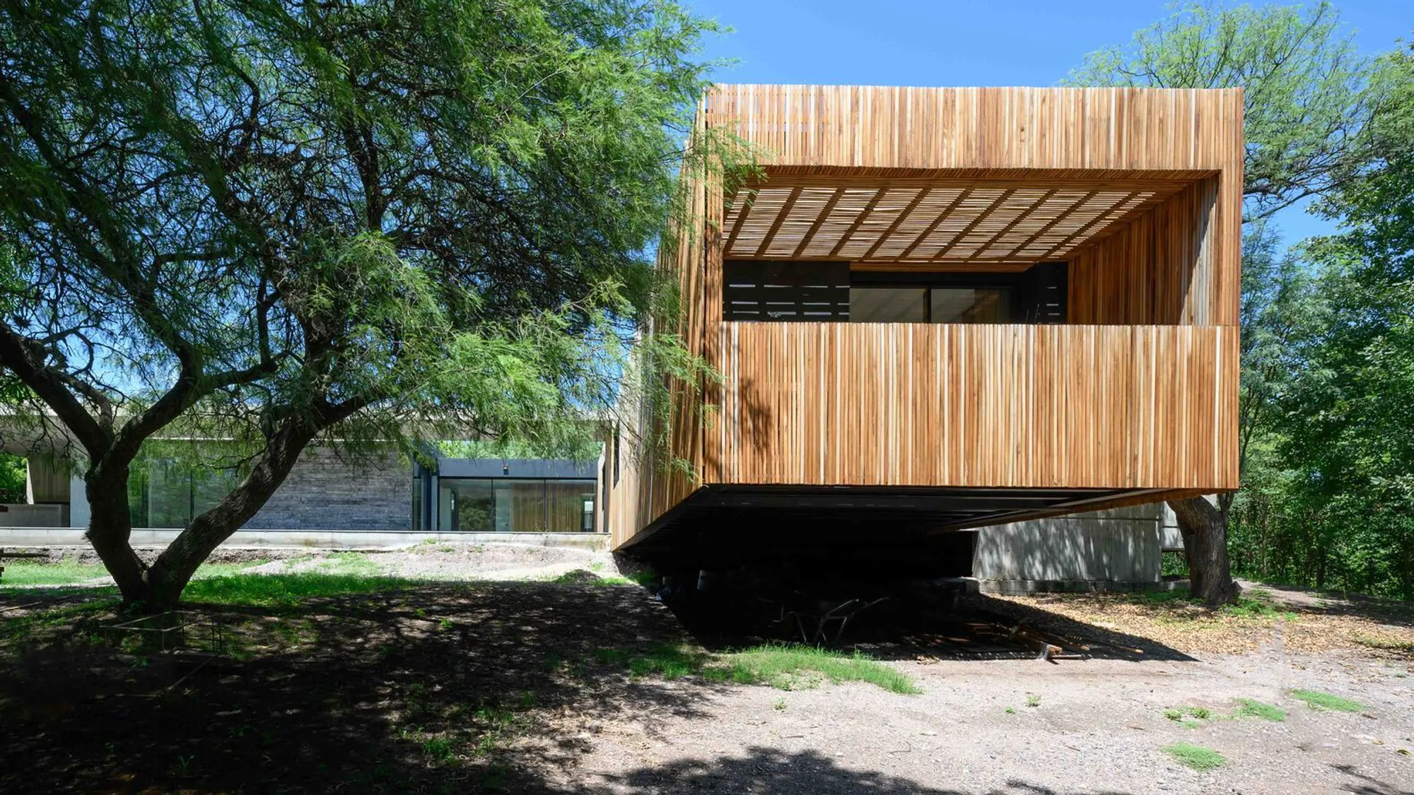 LS House by Saz Arquitectos: Harmonizing Modern Design with Nature in Córdoba, Argentina