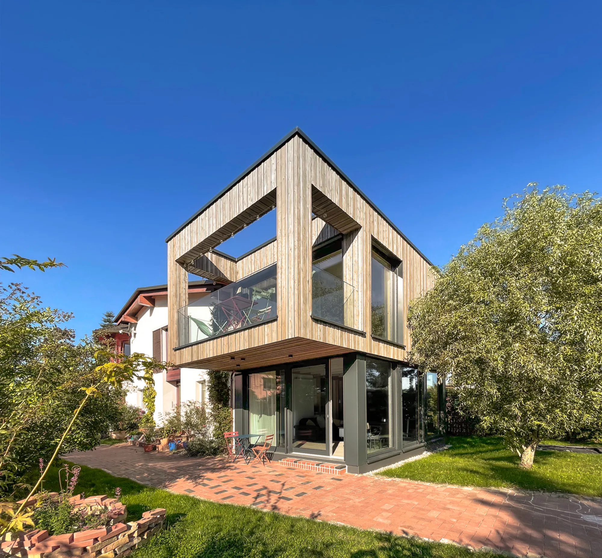 Sonnenwinkel House by Carolus Zschieschang: A Contemporary Timber Extension in Leipzig