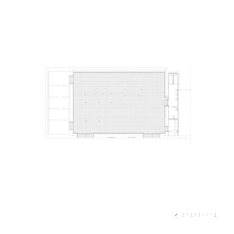 Floor plan drawing depicting a large rectangular hall with service spaces at the perimeter