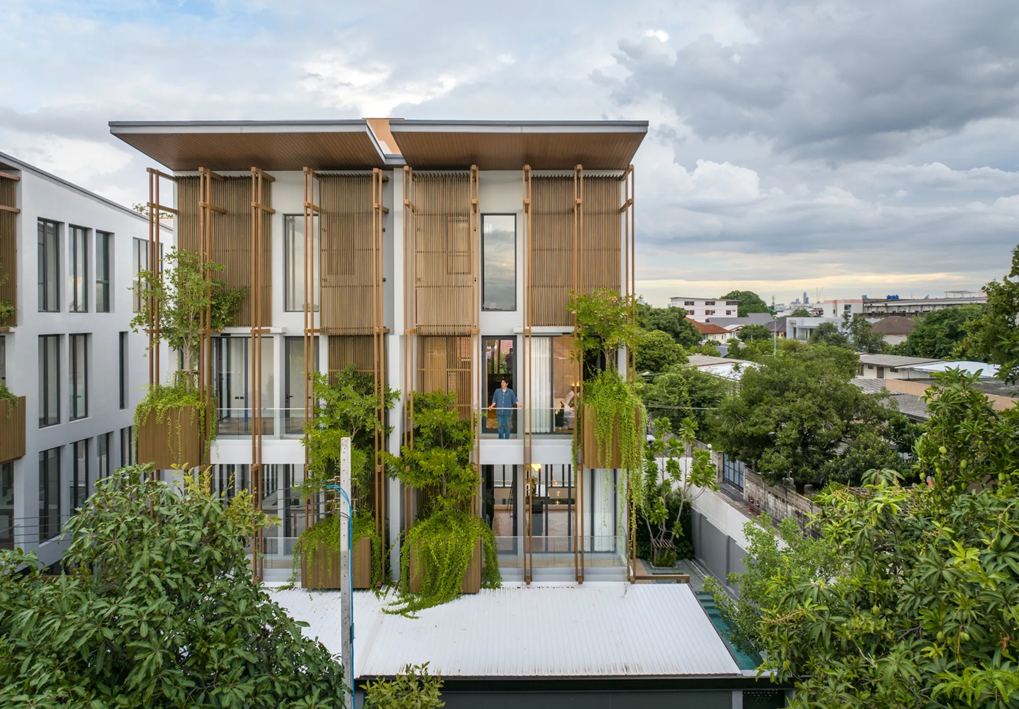 Alive Residence: Harmonizing Urban Living with Nature in Pak Nam, Thailand