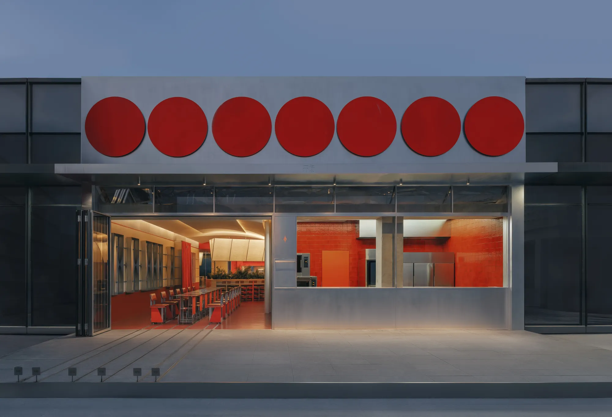 Café On-Site Turns a Small Town Corner Into Theater
