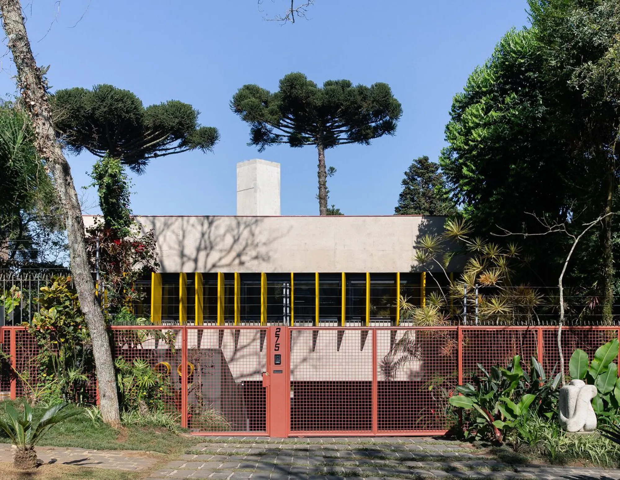 Retrofit House 275: IN arq+design Revitalizes Curitiba’s Iconic Brutalist Residence