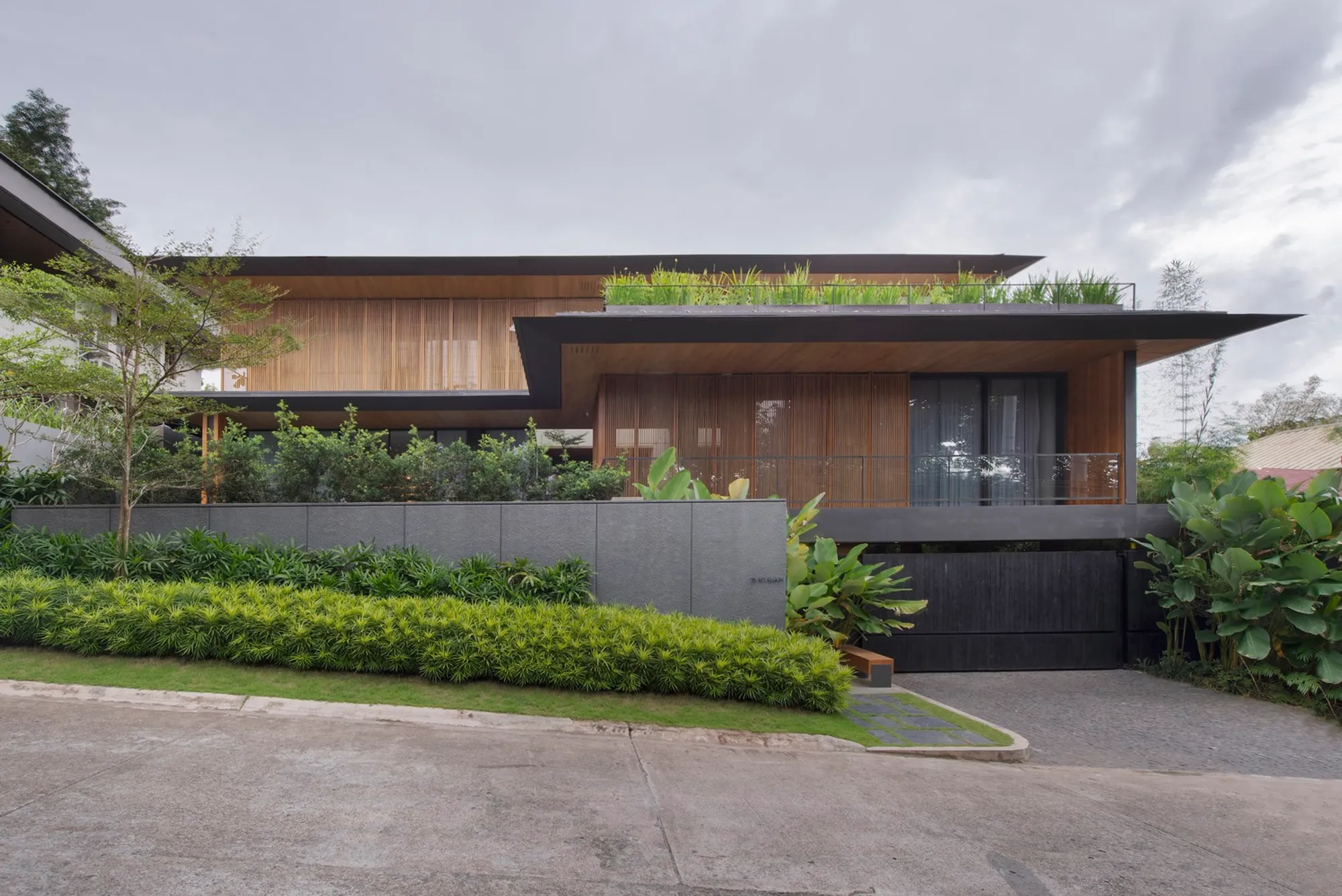 House of Screens by PXP Design Workshop Co: A Tropical Architecture Masterpiece
