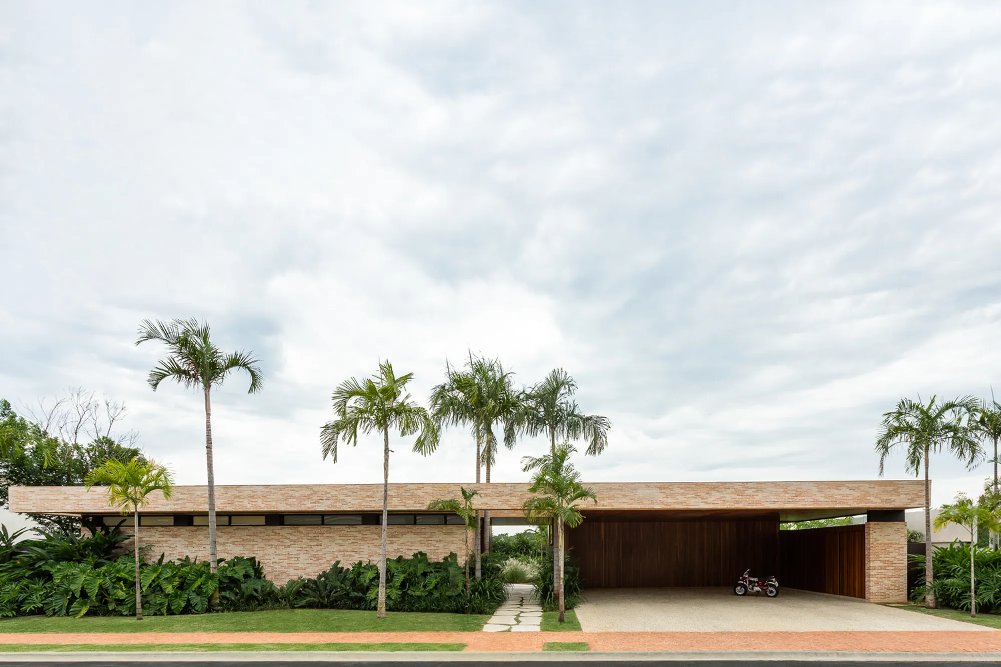 NZ House by Aguirre Arquitetura: A Contemporary Brazilian Residence Designed for Social Living and Nature Integration