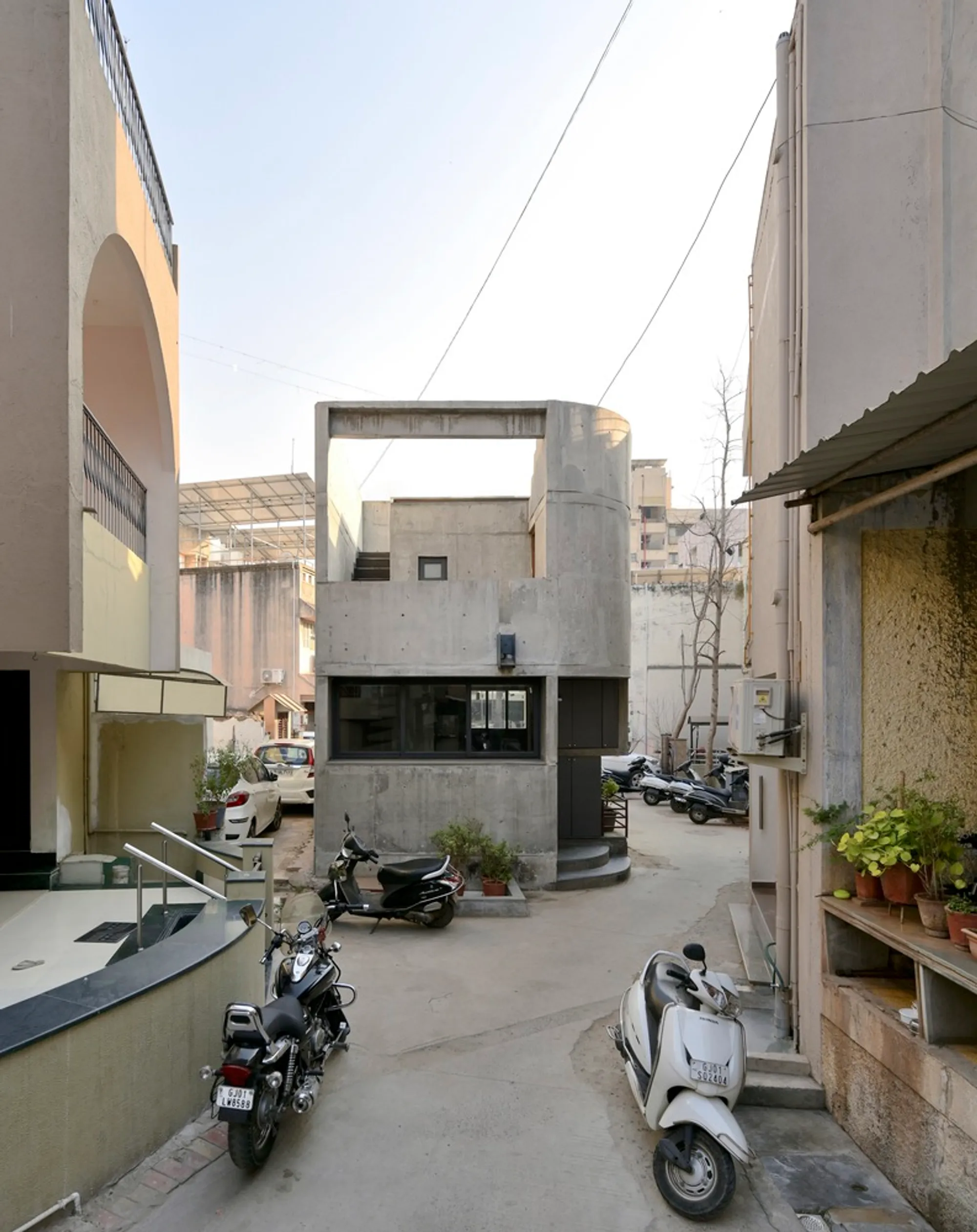 A Modest House in Ahmedabad’s ‘Pol’ Neighborhood by inpractice