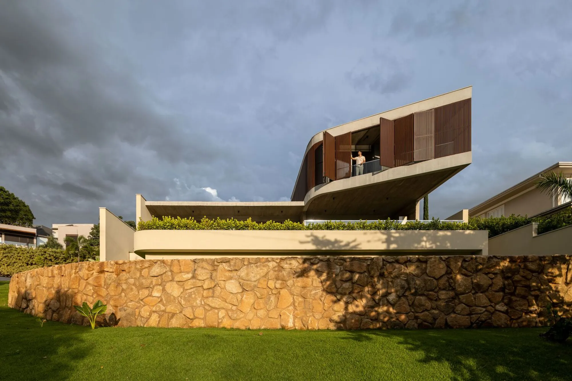 Axial House in Bragança Paulista by TAU Arquitetos: A Contemporary Residence Shaped by Landscape and Light