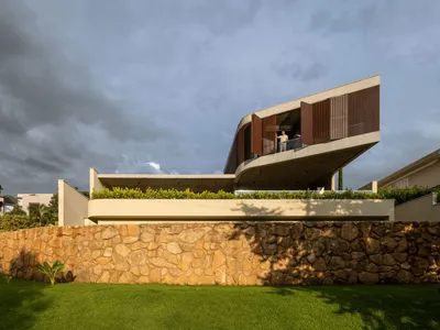 Axial House in Bragança Paulista by TAU Arquitetos: A Contemporary Residence Shaped by Landscape and Light