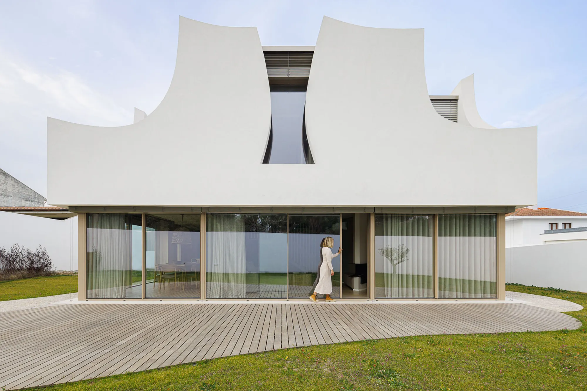 House “Patios of Petals” by Sandra Micaela Casinha Atelier: A Fusion of Nature, Light, and Organic Architecture