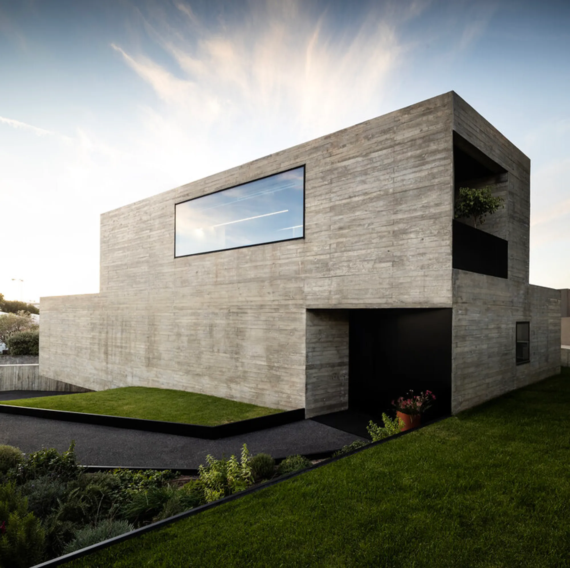 House_JA: A Concrete Horizon House Framing Landscape, Privacy, and Panoramic Living