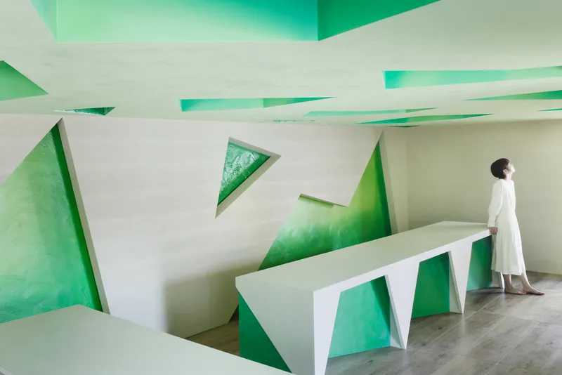 Close-up of the rear wall with embedded green triangles and a faceted counter in front