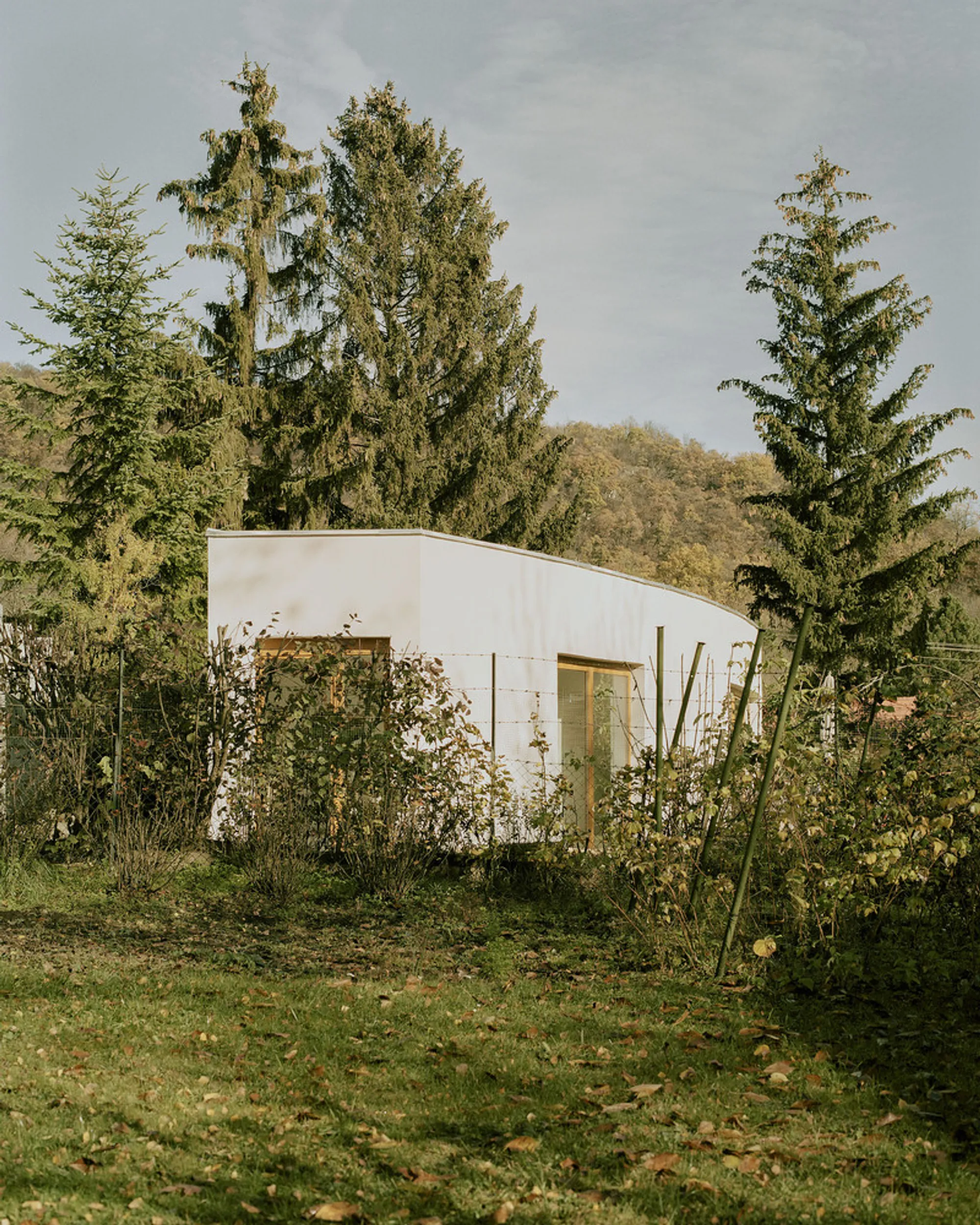 House and Atelier Among the Foothills of Buda by GUBAHÁMORI: Harmonious Residential Design in Remeteszőlős, Hungary