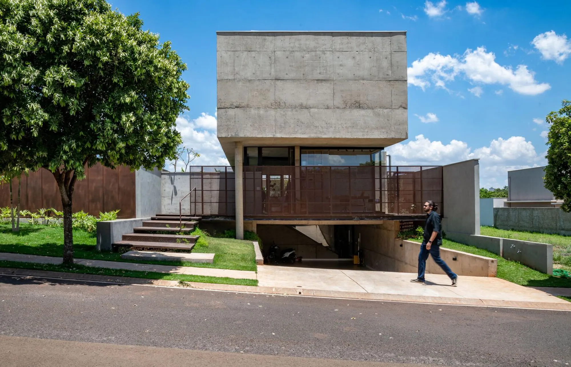 U House by Caio Persighini Arquitetura: A Contemporary Residential Design Defined by Spatial Innovation and Adaptability