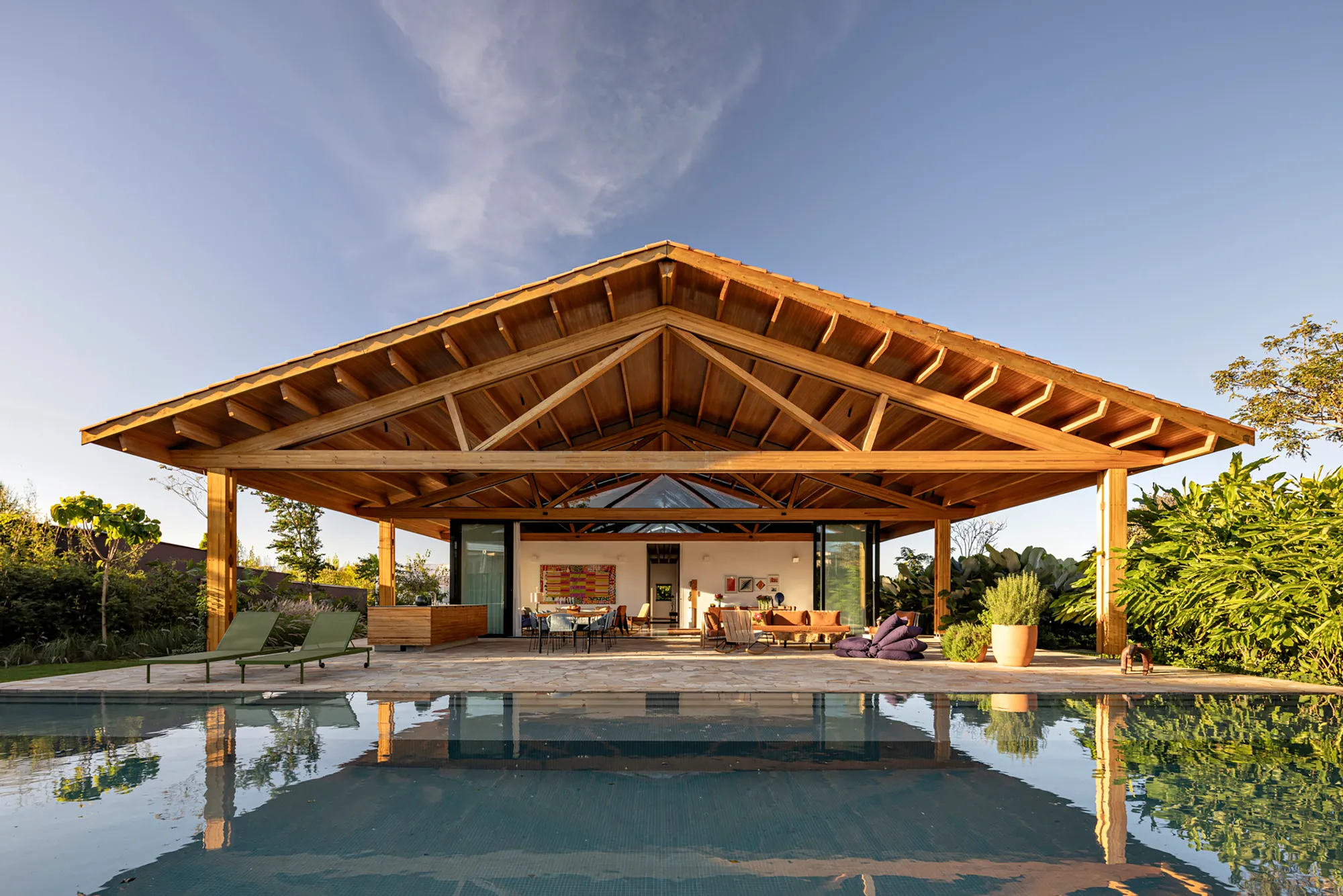 House MM Stretches a Timber Roof Across the Quiet