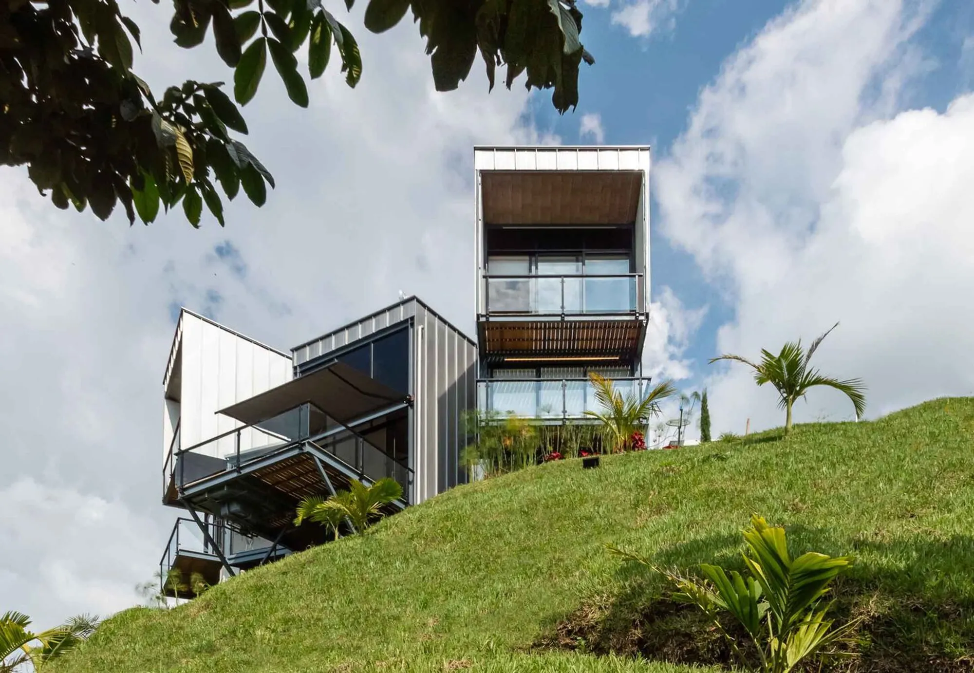 Elita House in Pereira by Yemail Arquitectura: A Contemporary Home Balancing Landscape, Structure, and Elevation