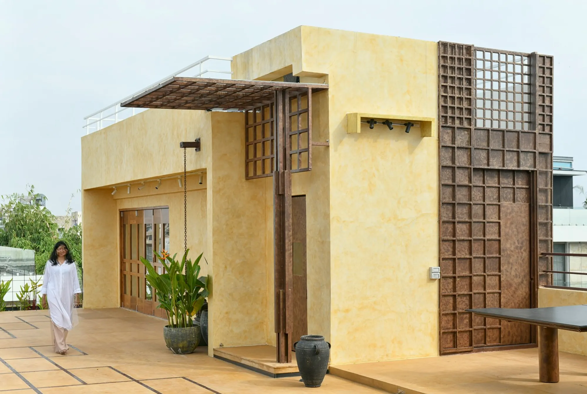 Dusk House by naav studio: A Tropical Modern Terrace Retreat in Hyderabad