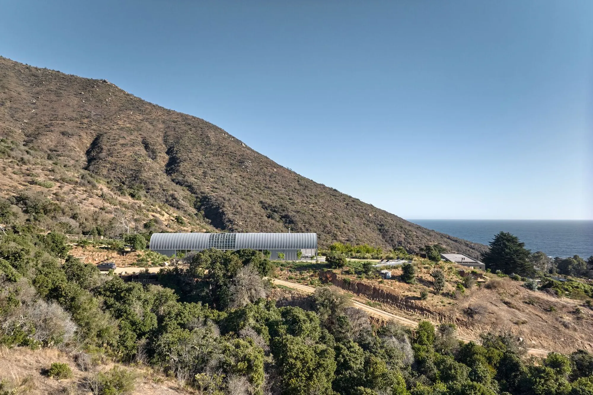 Zapallar House Studio by Grass+Batz Arquitectos: A Coastal Retreat for Creativity and Community