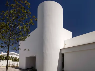 Santo António House by José Adrião Arquitetos: Modern Renovation in Estoril, Portugal