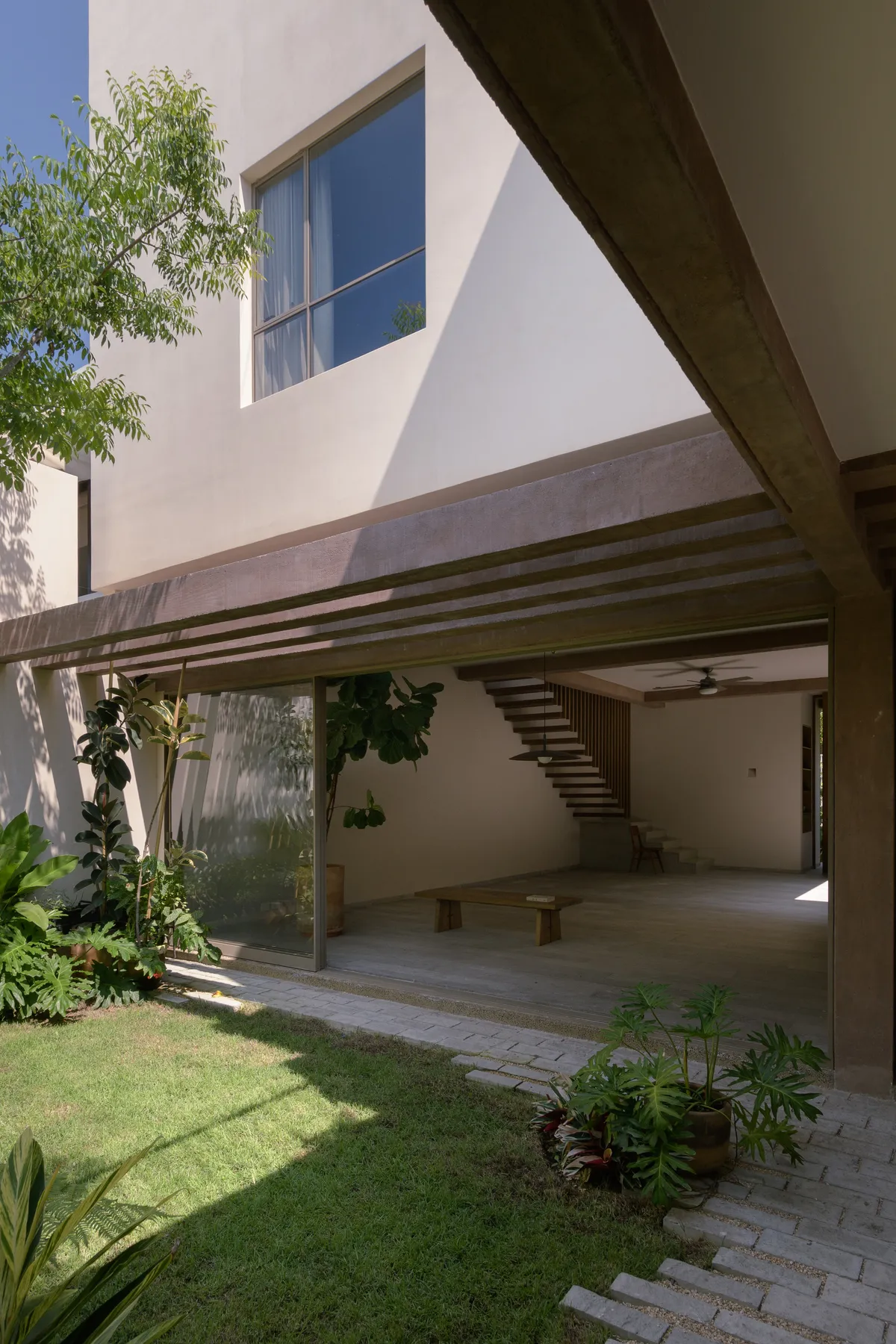 Paseo House of Cantera: Tropical Living in Block