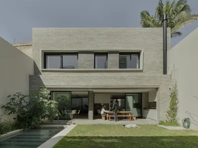 Hidden House: A Private Urban Retreat by Estudio STGO in Rosario