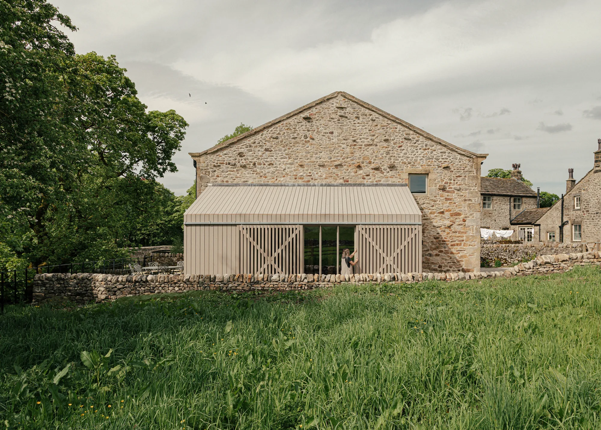 Beck Barn Renovation by Benjamin Wilkes: Contemporary Living in a Historic Yorkshire Dales Barn