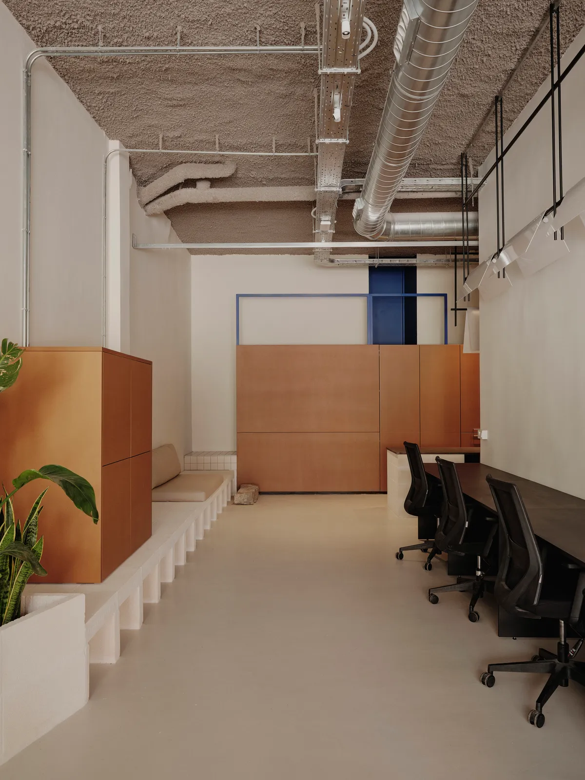 Sornells 21: A Shared Studio That Earns Its Rawness