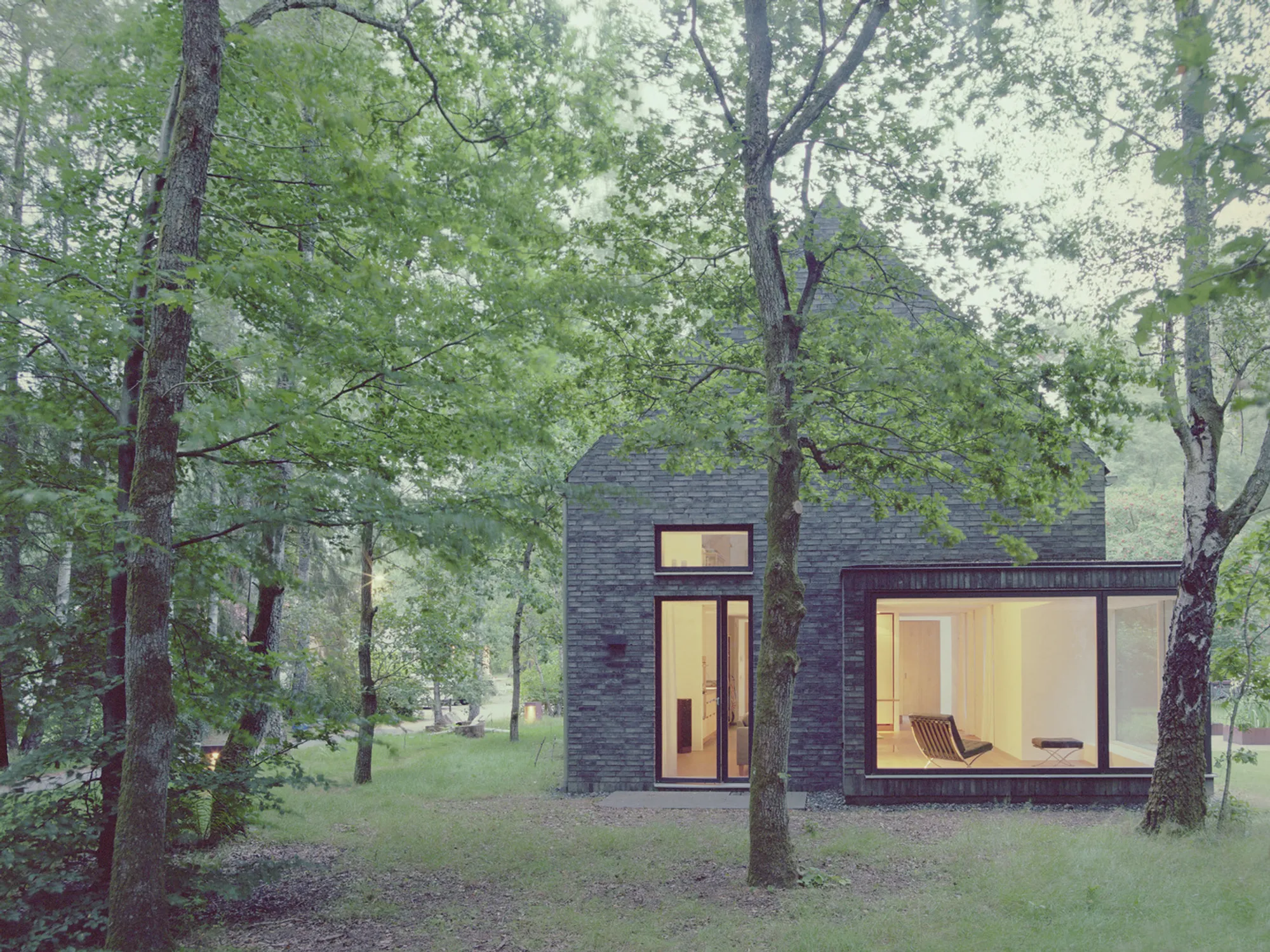 Villa Enestigen by Jakobsson Pusterla Arkitekter: Harmonious Forest Living in Sweden